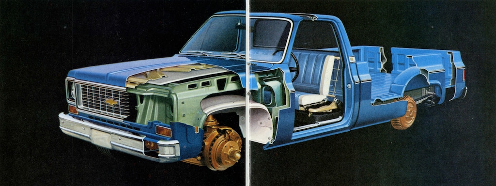 Una foto del folleto de camionetas Chevy del 1973 original con una pickup azul con recortes para revelar distintas características de la camioneta.