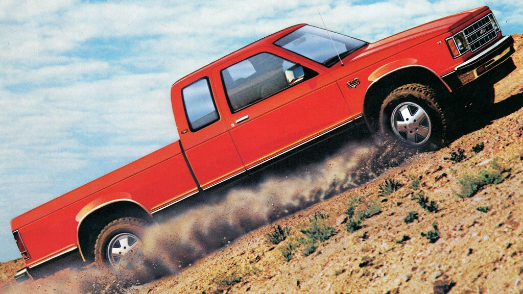 Una pickup Chevy S-10 1983 roja transita una planicie desértica en una imagen del folleto de 1983.