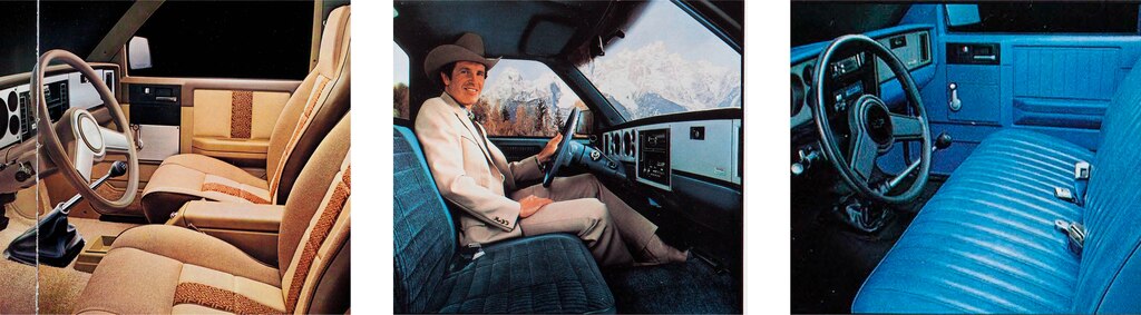 Tres imágenes del folleto de 1983 que muestran el interior de las pickups Chevy S-10 Una muestra un interior tostado con asientos delanteros individuales y una consola entre ellos. Las otras dos muestran interiores azules con asiento delantero corrido. En una, hay un hombre con sombrero de vaquero sentado al volante.