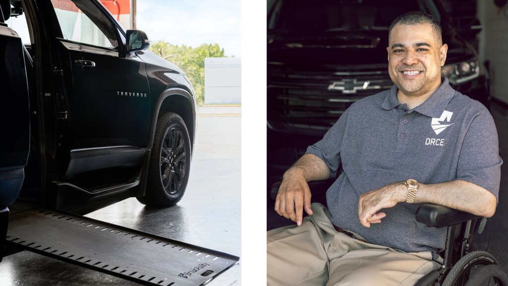 Dos fotos: A la izquierda, una rampa para silla de ruedas conduce hacia la puerta del pasajero trasero de una Chevy Traverse negra; a la derecha, Josh Himan sentado en una silla de ruedas, sonriendo para la cámara.