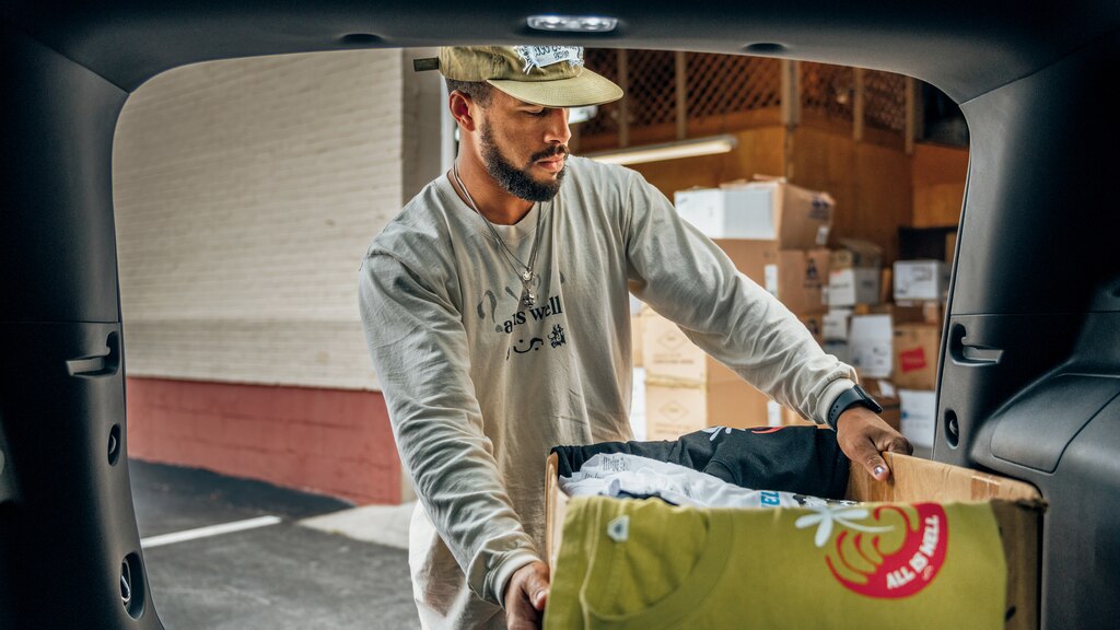 Brad Frey cargando una caja en el área de carga trasera de una Equinox.