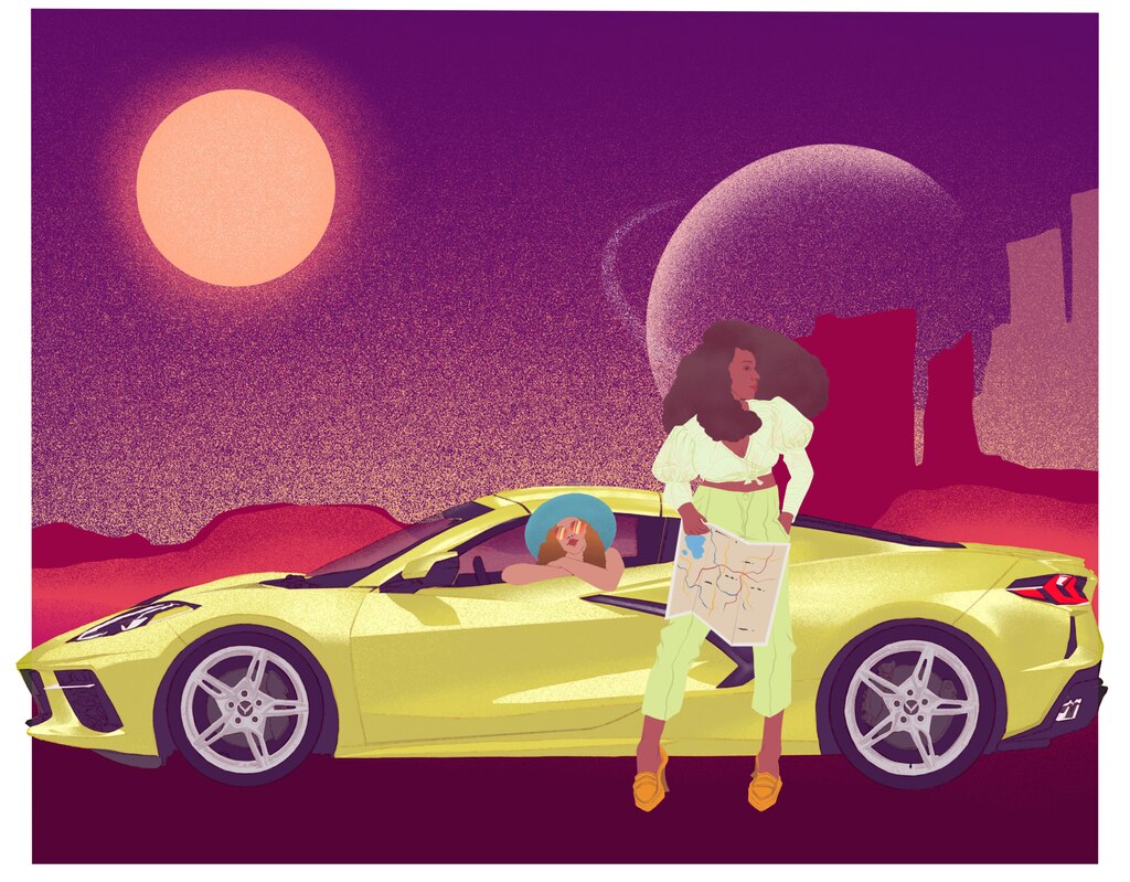 Una ilustración digital de un Corvette amarillo con el paisaje, el sol y la luna de un planeta ficticio en colores morado, rojo y naranja de fondo. Una persona con un sombrero azul se asoma por la ventana del lado del conductor y otra persona está parada al lado de la puerta del conductor sosteniendo un mapa.