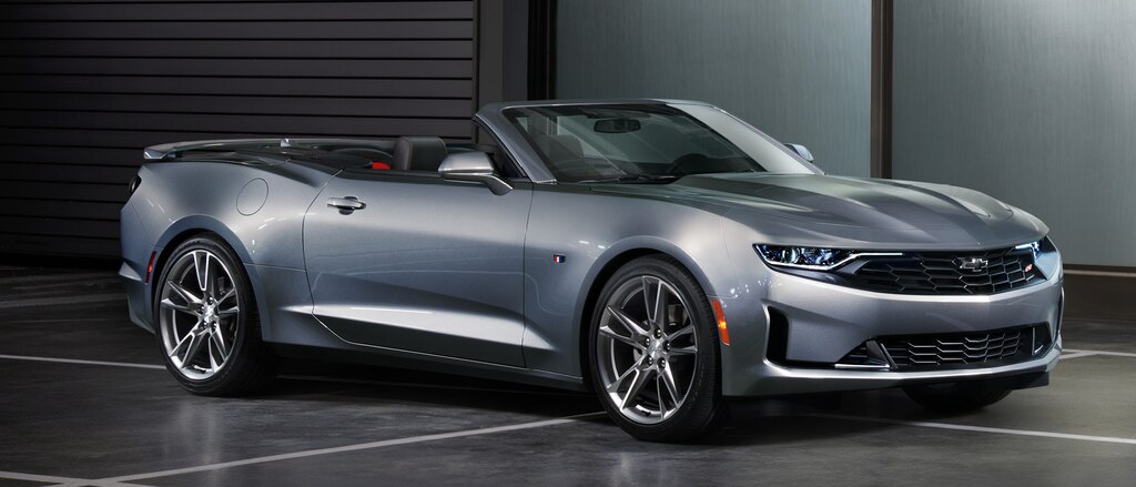Un Camaro convertible 2019 en Gris Acero Metálico Satinado.