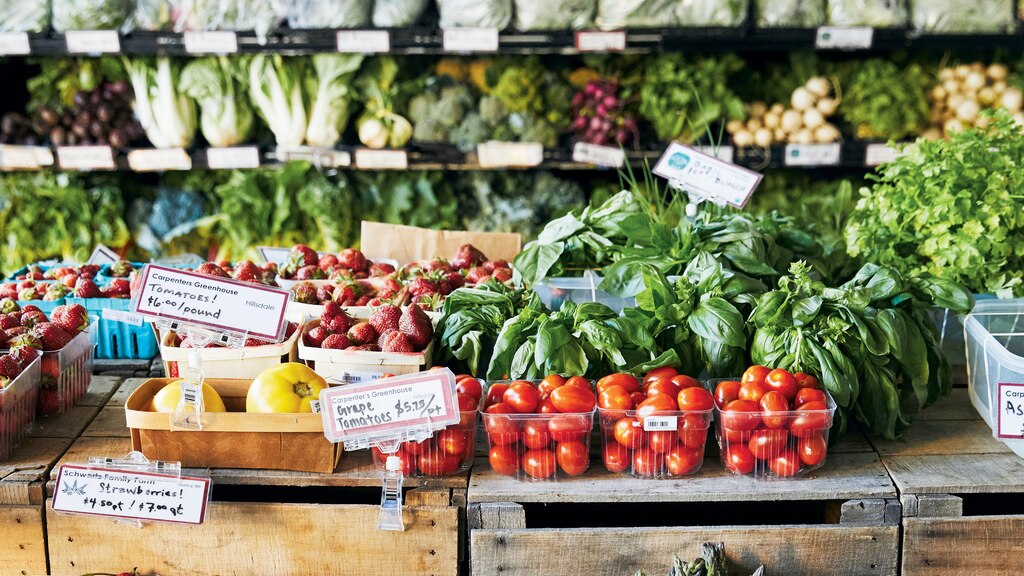 Una gran variedad de frutas y verduras expuestas en el mercado agrícola.