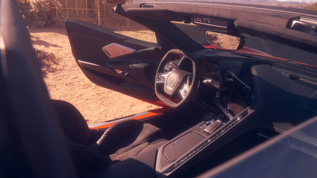 El interior de un Corvette
2020 visto a través del techo abierto.