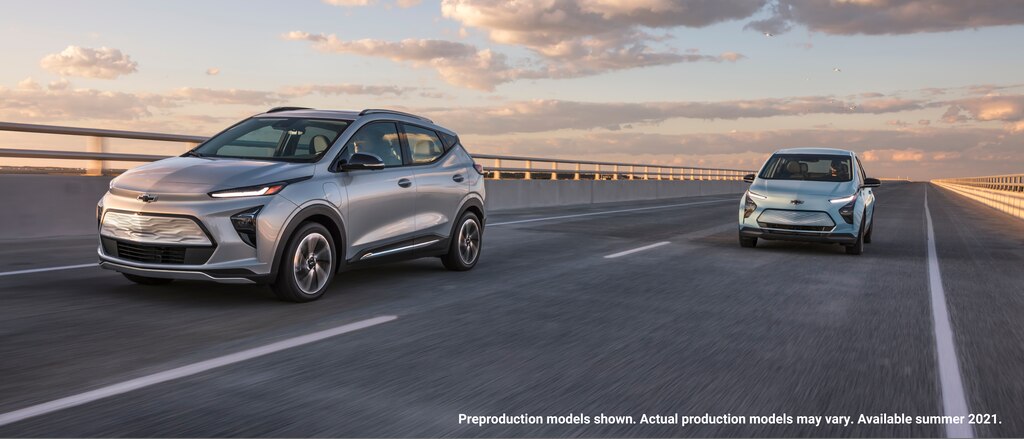 Un Bolt EUV 2022 y un Bolt EV 2022 en carriles contiguos en un puente de carretera.