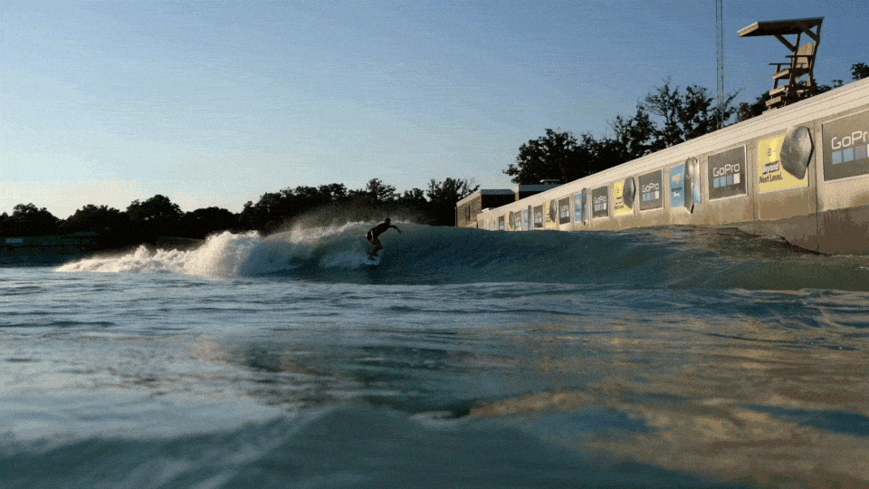 Un gif de Kevin Schulz realizando trucos en su tabla de surf.