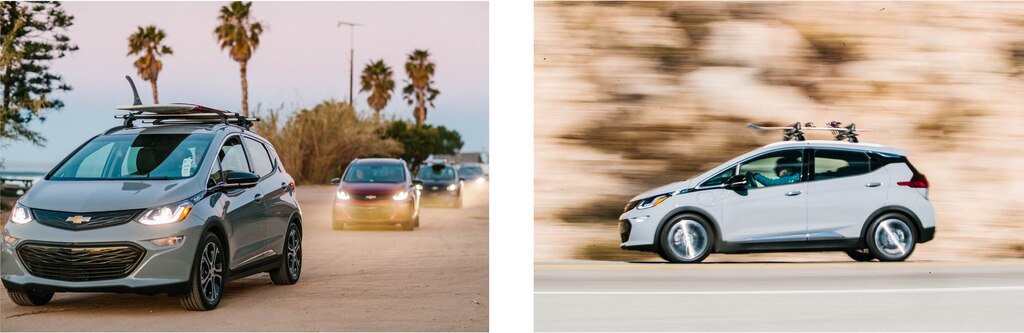 Dos imágenes : A la izquierda, una línea de Bolt EV conduce por un camino con palmeras cerca de la playa. A la derecha, un Bolt EV con una tabla de snowboard sujeta a la parrilla portaequipajes en el techo conduce con un fondo borroso.