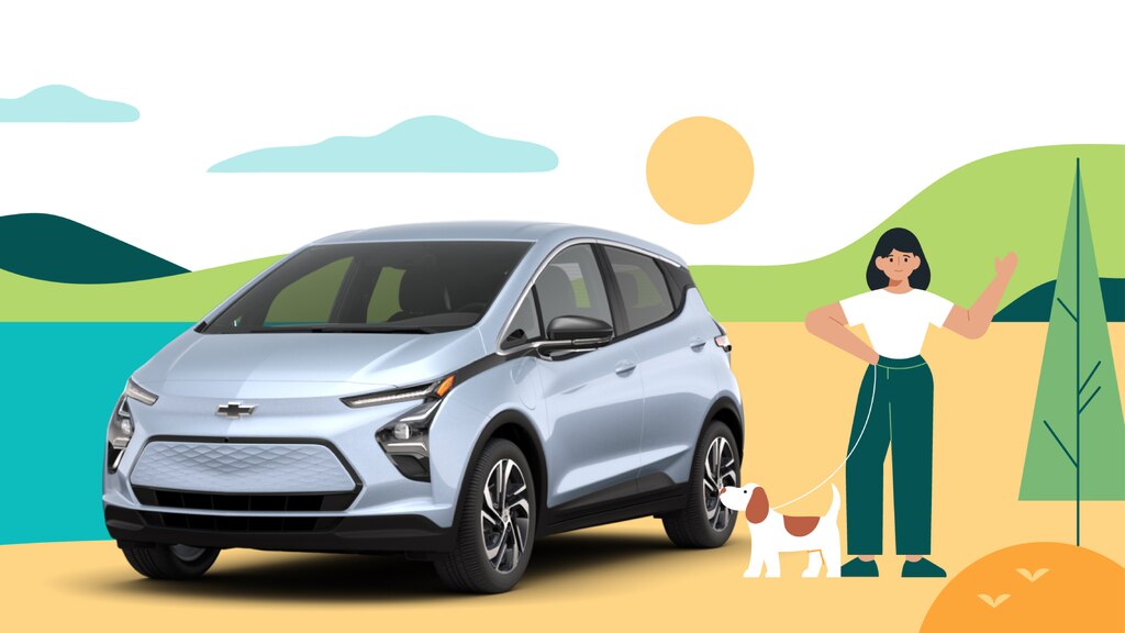 Una ilustración tipo caricatura de un lago, colinas, nube y sol, con una persona y un pequeño perro blanco y marrón de pie junto a un Bolt EV 2022 de verdad en color Resplandor Plata Metálico.