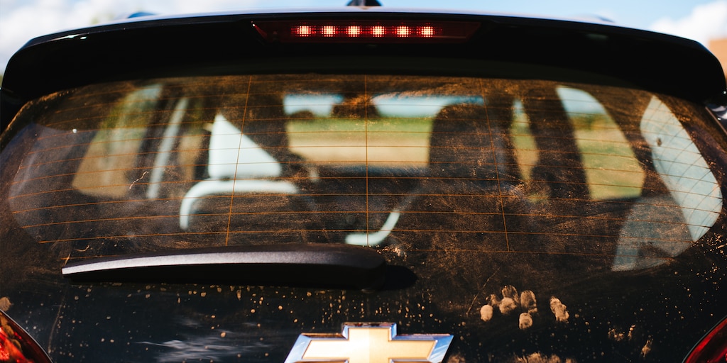 La ventana trasera de un Bolt EV negro.