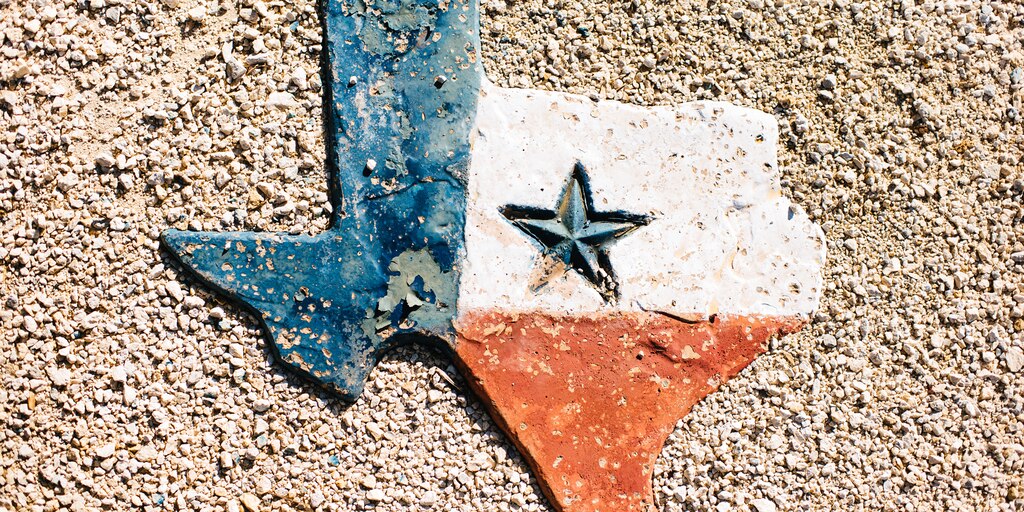 Una escultura roja, blanca y azul con la forma de Texas.
