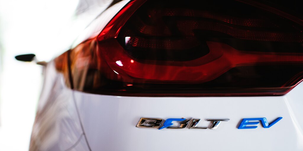 El emblema de Bolt EV en la parte trasera.