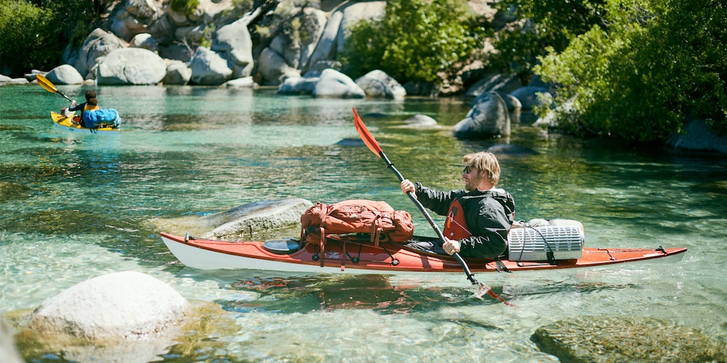 Dos aficionados al kayak reman cerca de la costa del Lago Tahoe.