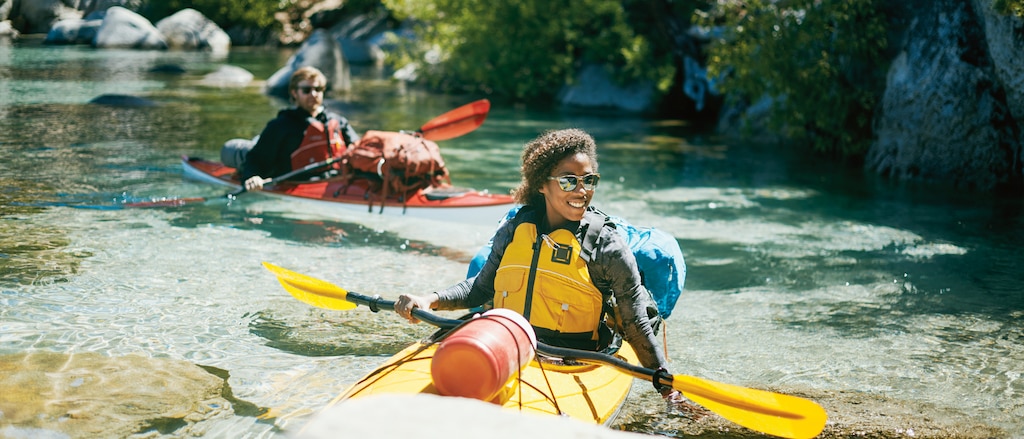 Dos aficionados al kayak reman cerca de la costa del Lago Tahoe.