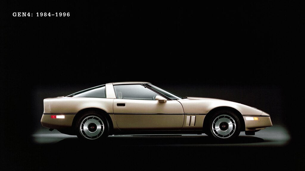 Un Corvette de 4 .ª generación (C4, 1984- 1996) Plateado, visto de lado contra un fondo negro.