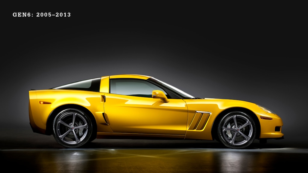 Un Corvette de 6.ª generación (C6, 2005-2013 Amarillo visto de lado con un fondo negro.