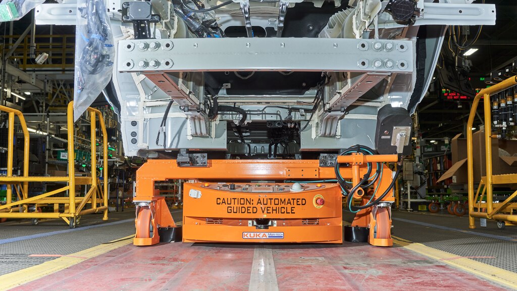 Un vehículo de guiado automatizado dentro de Factory Zero.