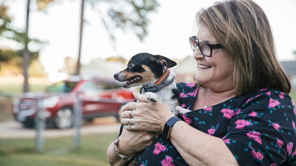 Teresa Moore, miembro de OnStar, abraza a su perrito.
