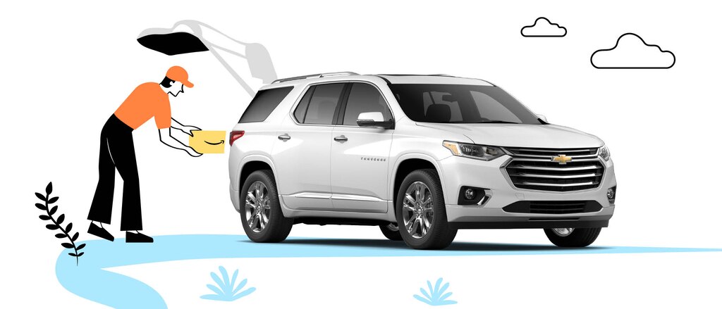 Una foto de una Chevrolet Equinox blanca frente a un fondo ilustrado que incluye a una persona de pie al lado de la puerta levadiza colocando una caja de Amazon en el área de carga.