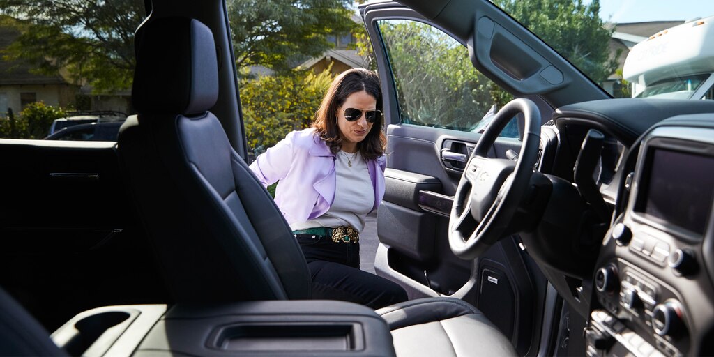 Beth Morgan subiendo al asiento del conductor de la Silverado LTZ.