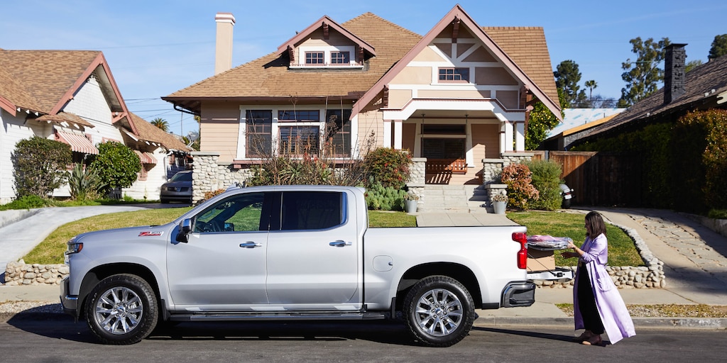 La Silverado LTZ 2020 estacionada junto a la acera frente a una casa.