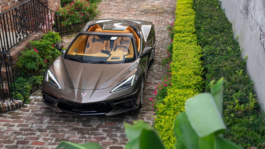 Un Corvette Convertible 2020 en Bronce Zeus Metálico en una calle de ladrillos en el Barrio Francés de Charleston, Carolina del Sur.