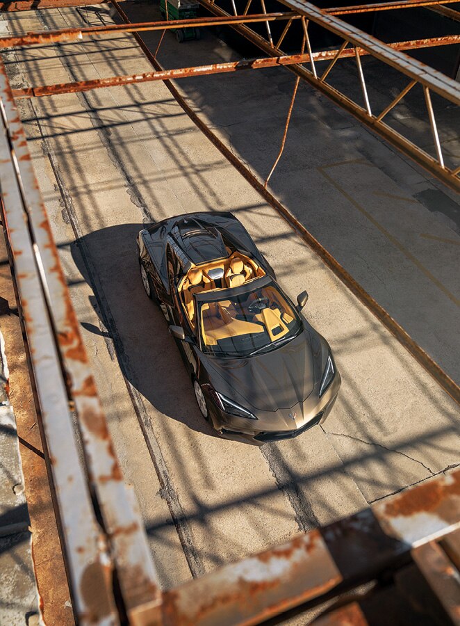Un Corvette Convertible 2020 en Bronce Zeus Metálico en el viejo Astillero Naval de Charleston en Charleston, Carolina del Sur.