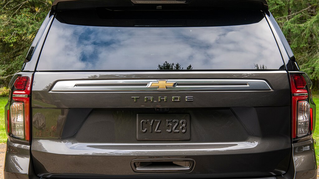 Una vista de la compuerta trasera cerrada de una Chevy Tahoe 2021.