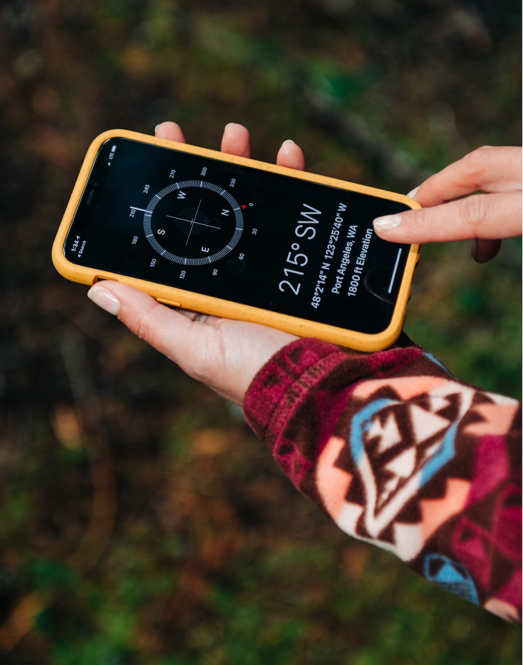 Se muestran las manos de una persona sosteniendo un smartphone en un estuche biodegradable para teléfono Pela.
