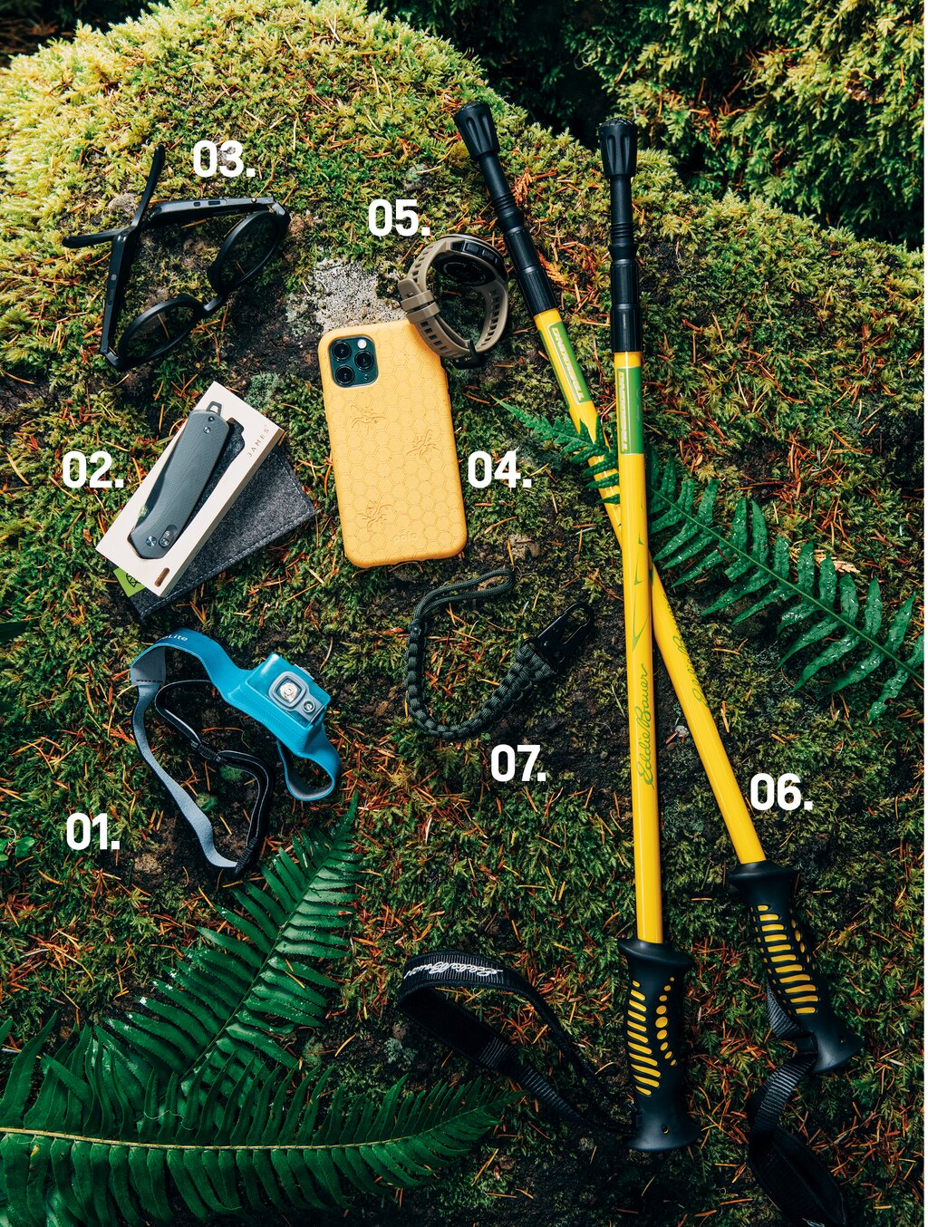 Una variedad de equipos para deportes al aire libre, que incluyen bastones de senderismo, un reloj inteligente con GPS, un faro delantero, un cuchillo plegable, gafas de sol de audio, un estuche biodegradable para teléfono y una cuerda trenzada.