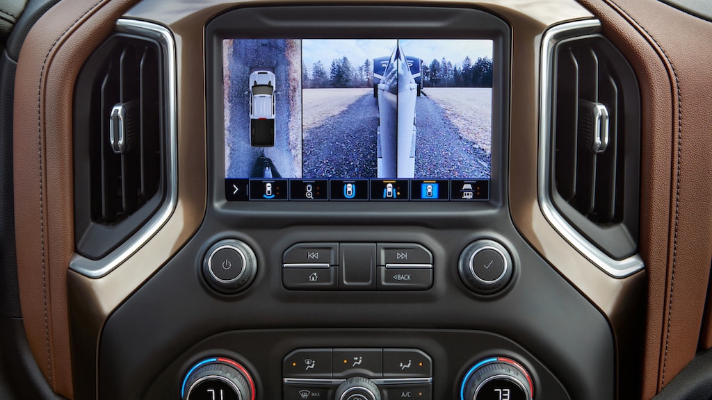 Una vista de la pantalla táctil en una camioneta pickup Silverado que muestra las varias tomas de la cámara que se usa mientras remolcas.