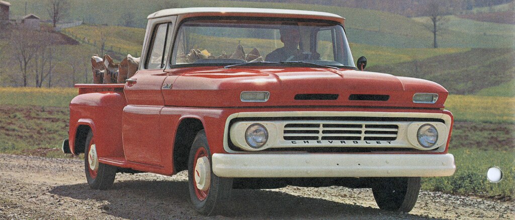 Una vieja fotografía de una pickup Chevy serie C/K roja del folleto de la C/K 1962.