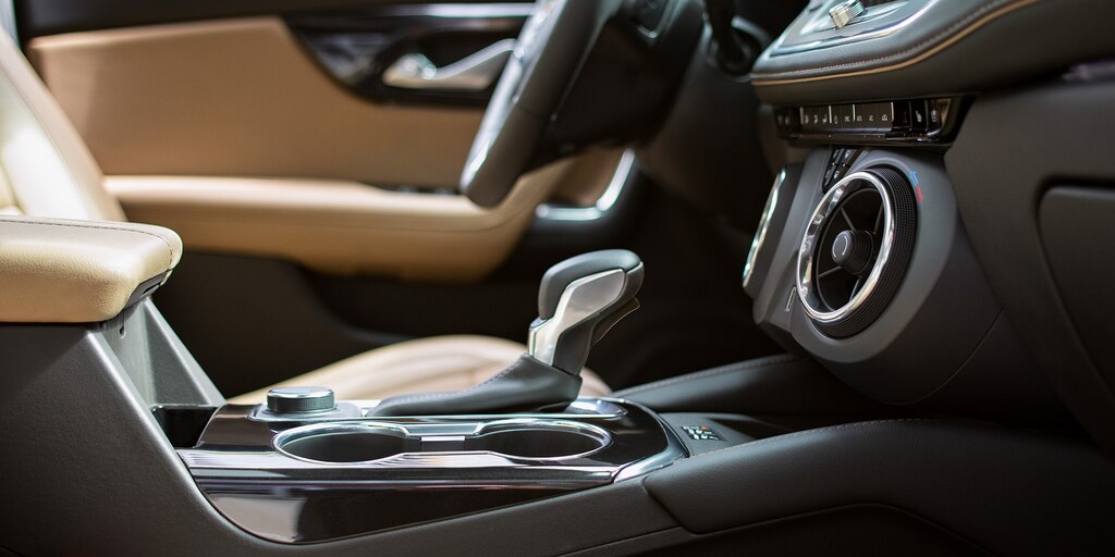 Detalles del interior de la Blazer Premier en Negro Azabache con detalles de piel en Azúcar de Arce.
