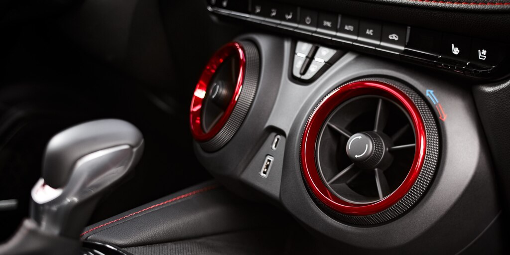 Ventilaciones de aire en el interior de una Blazer RS color Negro con detalles color Rojo.