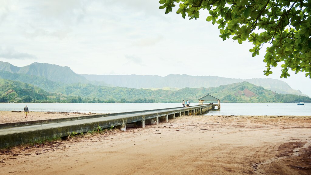 El final de Weke Road en Hanalei, Hawái, es un lugar popular para disfrutar la puesta del sol sobre la bahía de Hanalei.