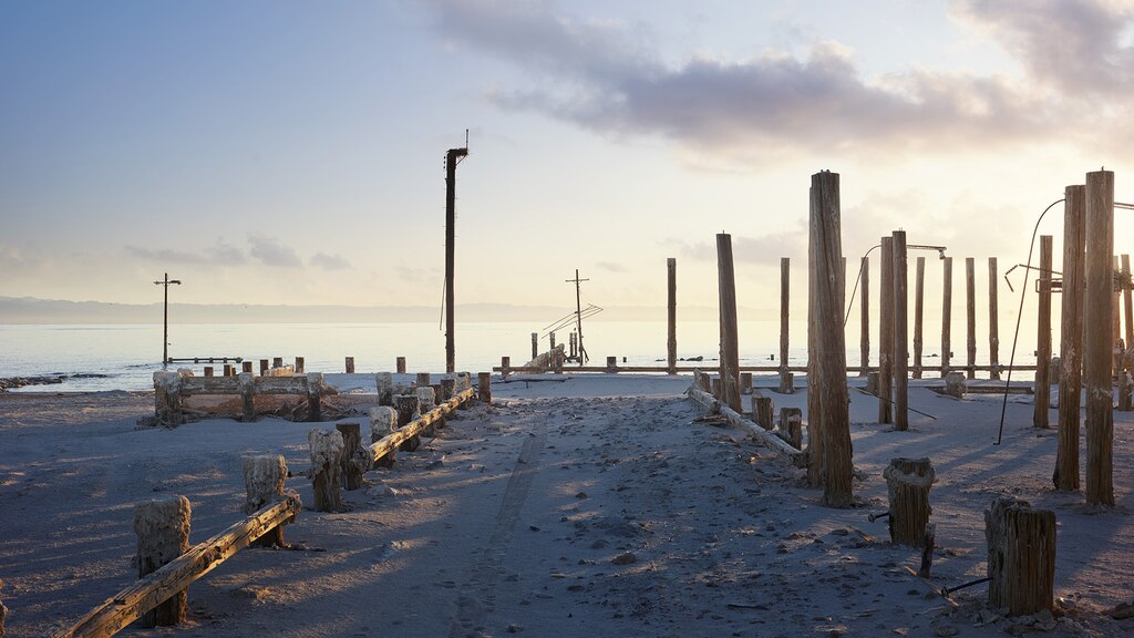 El camino arenoso que desemboca en el lago Saltón, California, termina en los postes de un antiguo muelle que ya no existe.