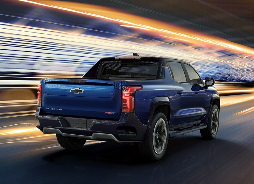 Silverado EV azul circulando por un túnel