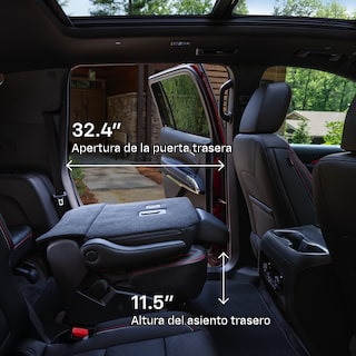Diagrama de dimensiones de los asientos de la segunda fila plegados en el interior de la Chevy Traverse 2025