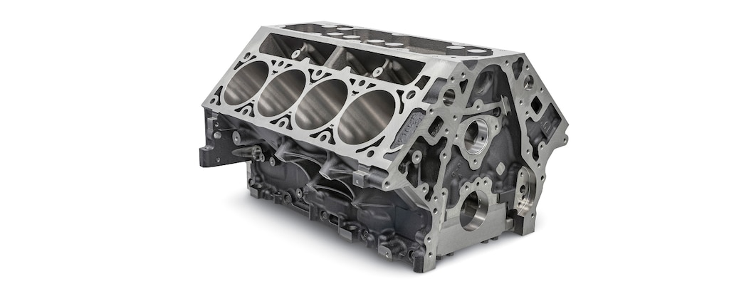 Vista delantera superior: bloque de motor de hierro fundido L8T Gen V de 6.6 L, cilindros de producción serie LS/LT/LSX de Chevrolet Performance