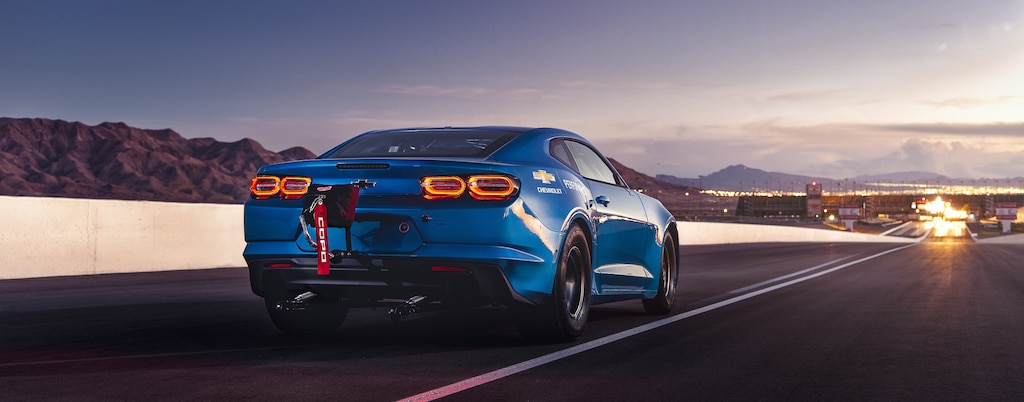 Chevrolet eCOPO Camaro azul en una pista de carreras: vista trasera lateral