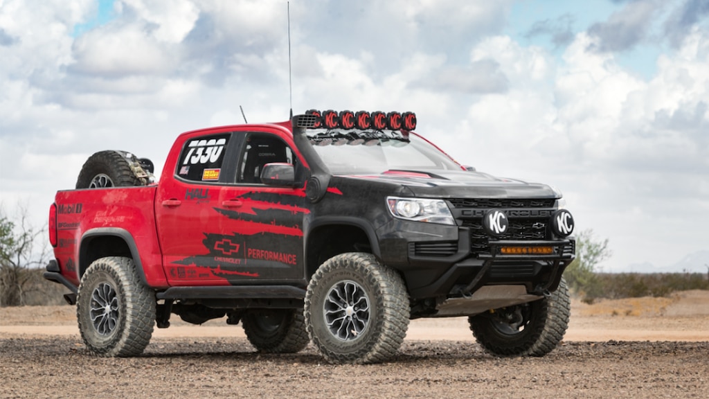 Vista frontal lateral de camioneta todo terreno Colorado ZR2 Chevrolet Performance