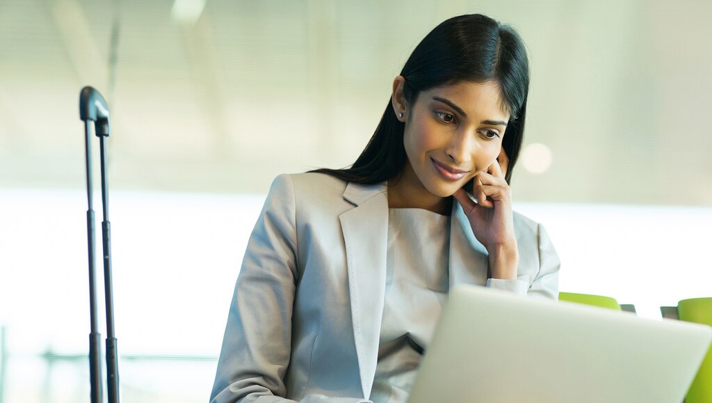 Mujer revisando el saldo de la tarjeta GM Business Card en línea