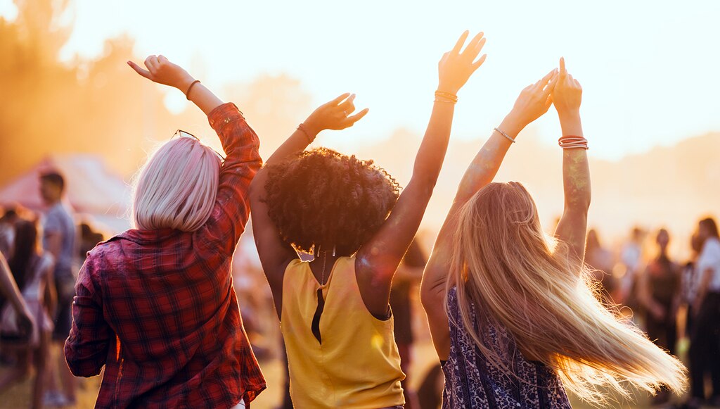 Mujer bailando en un concierto de verano al aire libre a través de My Chevrolet Rewards