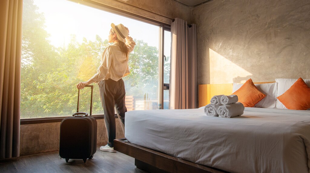 Mujer reservando una habitación de hotel con My Chevrolet Rewards