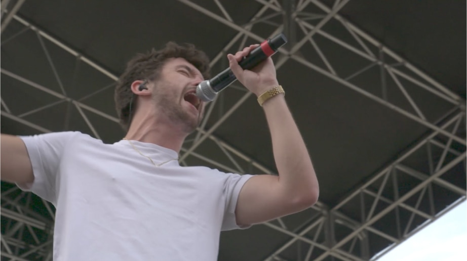 Un artista cantando en el 2022 CMA Fest