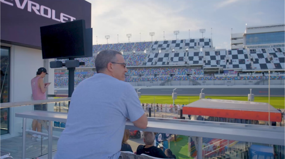 Miembros de My Chevrolet viendo carreras de NASCAR desde las gradas