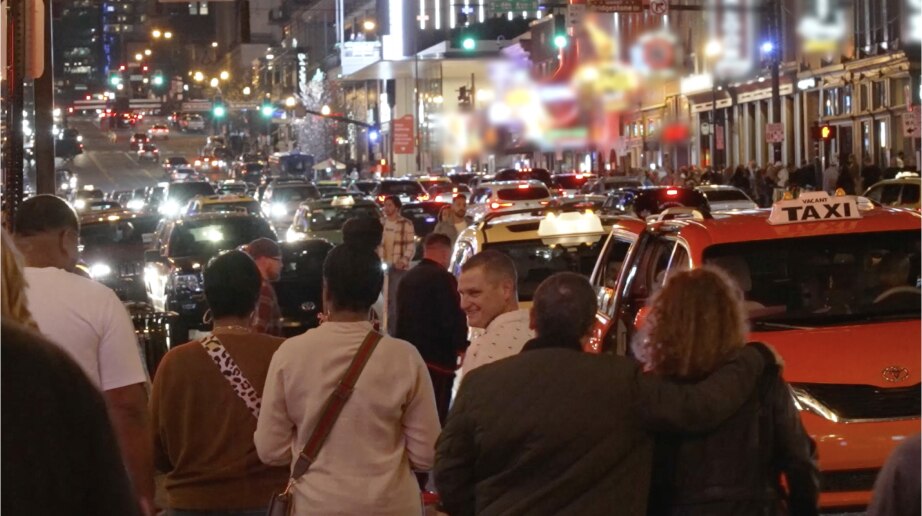 Una multitud pasea por las calles de Nashville