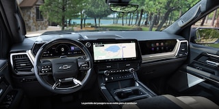 Vista desde el lado del copiloto del volante y tablero con pantalla de una pickup Chevy Colorado 2026