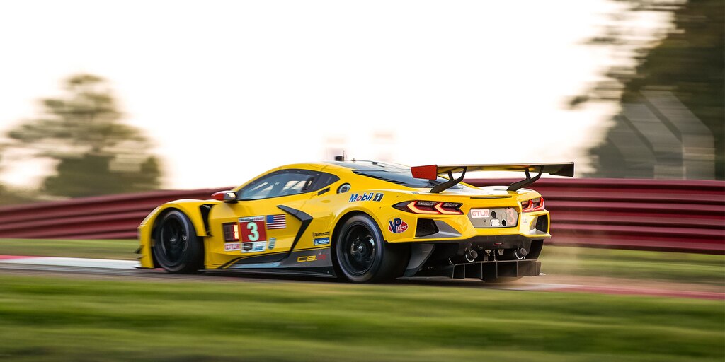 Toma trasera del auto de carreras Chevy IMSA Corvette