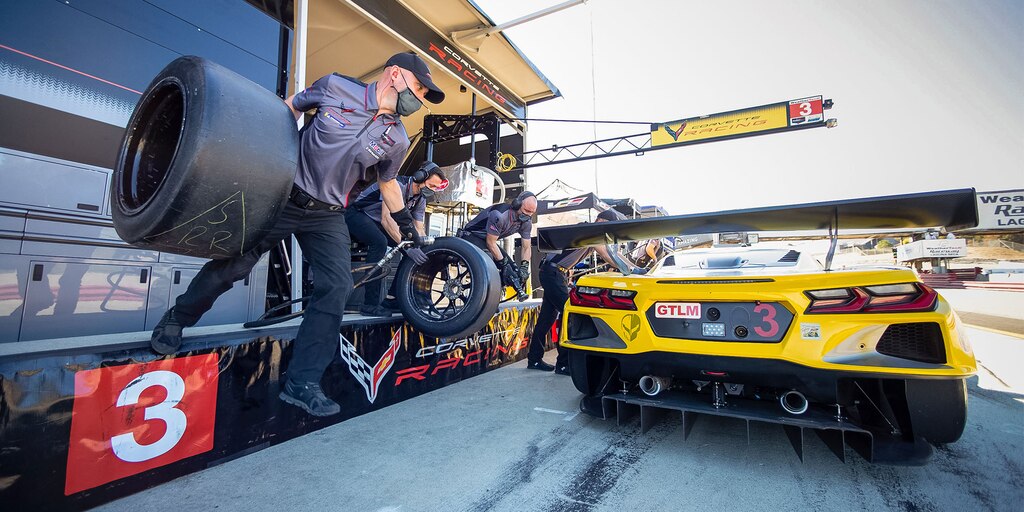 Toma trasera del auto de carreras Chevy IMSA Corvette en boxes